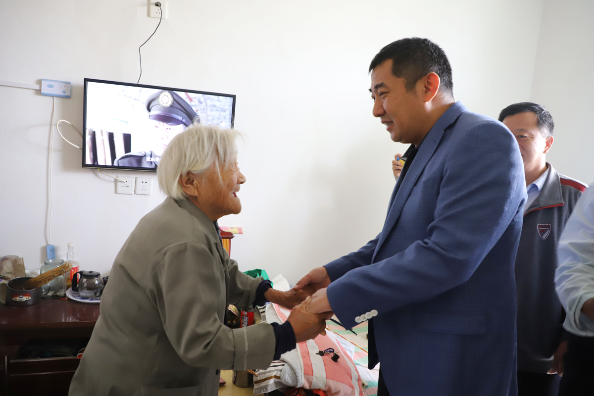 慰問孤寡老人 傳遞濃濃溫情 ——長田實(shí)業(yè)董事長張勇為濟(jì)陽街道敬老院老人送去中秋祝福 慰問孤寡老人 傳遞濃濃溫情 ——長田實(shí)業(yè)董事長張勇為濟(jì)陽街道敬老院老人送去中秋祝福