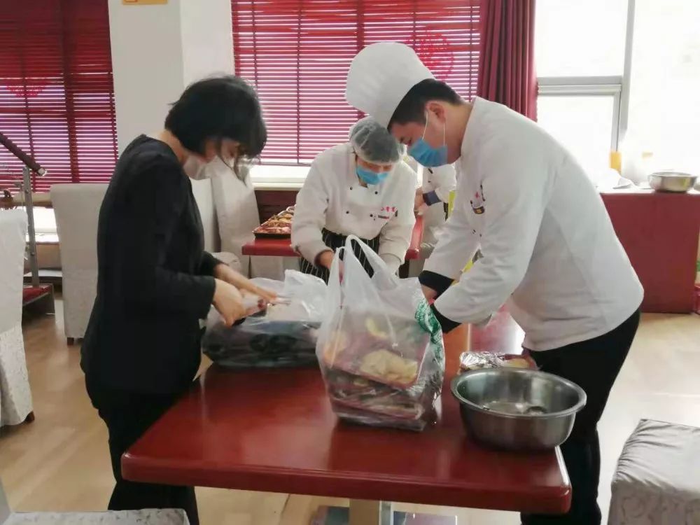 暖心!長(zhǎng)田實(shí)業(yè)為堅(jiān)守一線的疾控中心醫(yī)護(hù)人員送去愛心餐 暖心!長(zhǎng)田實(shí)業(yè)為堅(jiān)守一線的疾控中心醫(yī)護(hù)人員送去愛心餐