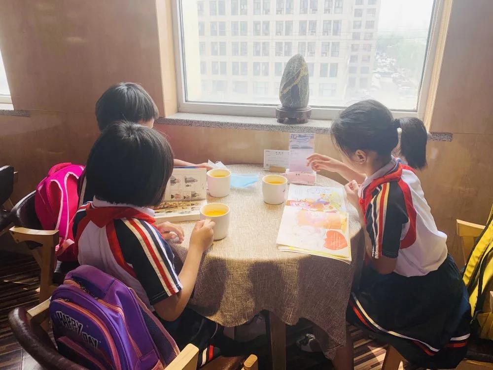 大手牽小手 溫情暖童心 —華百廣場攜手區(qū)婦聯(lián)、肯德基開展六一兒童節(jié)獻愛心活動