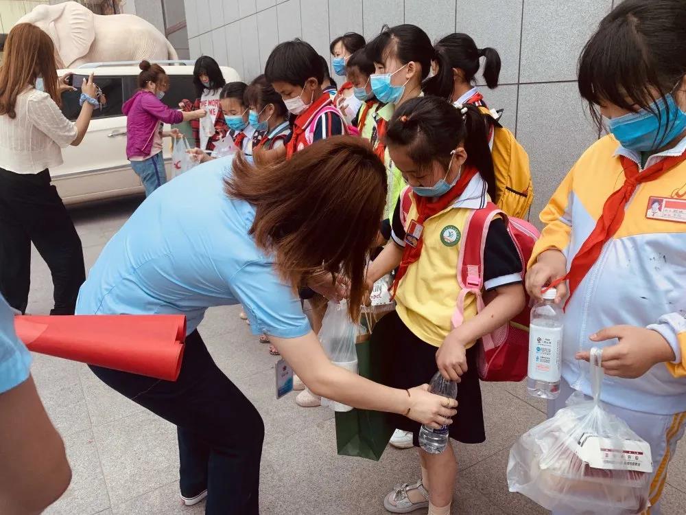 大手牽小手 溫情暖童心 —華百廣場攜手區(qū)婦聯(lián)、肯德基開展六一兒童節(jié)獻愛心活動