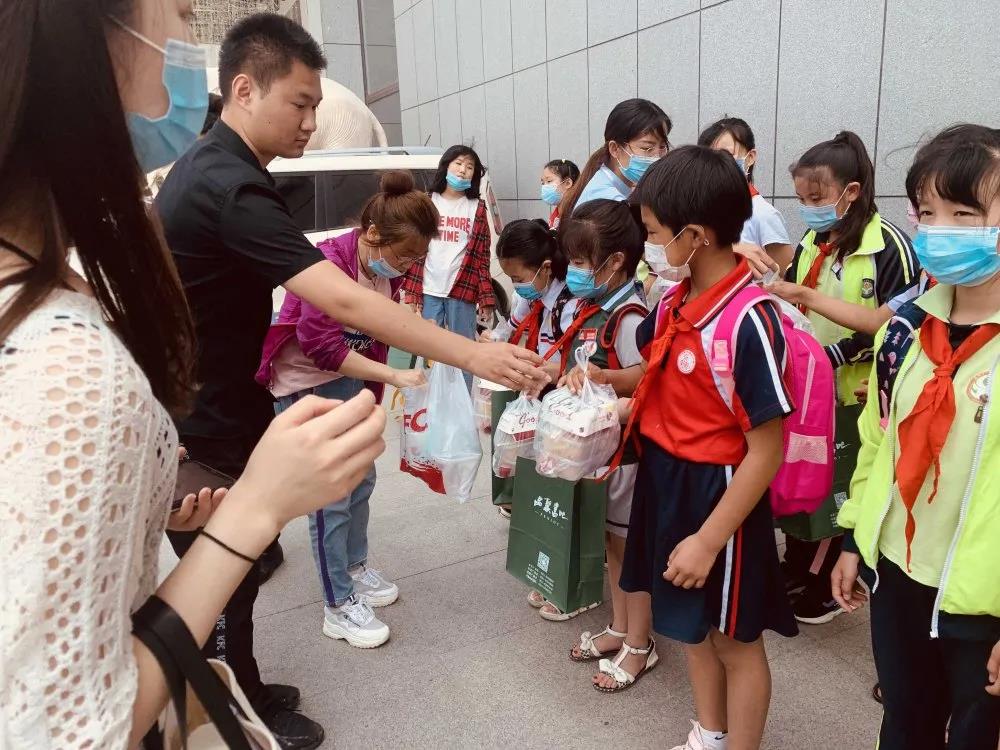 大手牽小手 溫情暖童心 —華百廣場攜手區(qū)婦聯(lián)、肯德基開展六一兒童節(jié)獻愛心活動