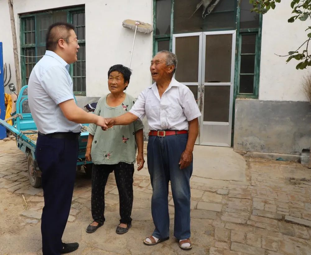 扶貧濟(jì)困獻(xiàn)愛心 真情幫扶暖人心 —長(zhǎng)田實(shí)業(yè)團(tuán)委開展“金暉助老?青年文明號(hào)送溫暖”活動(dòng)