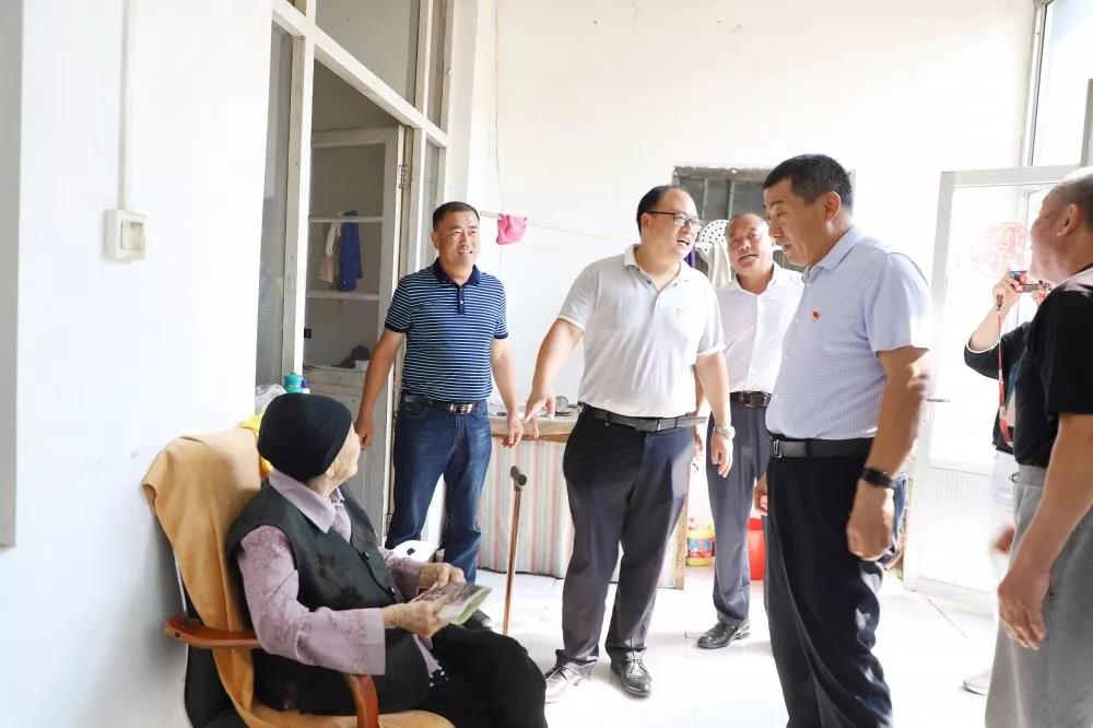 長(zhǎng)田實(shí)業(yè)黨支部書(shū)記張勇為老黨員佩戴黨徽 為老人送去祝福