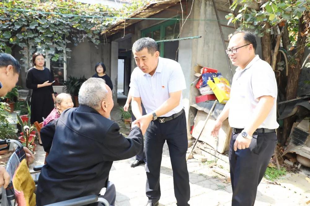 長(zhǎng)田實(shí)業(yè)黨支部書(shū)記張勇為老黨員佩戴黨徽 為老人送去祝福