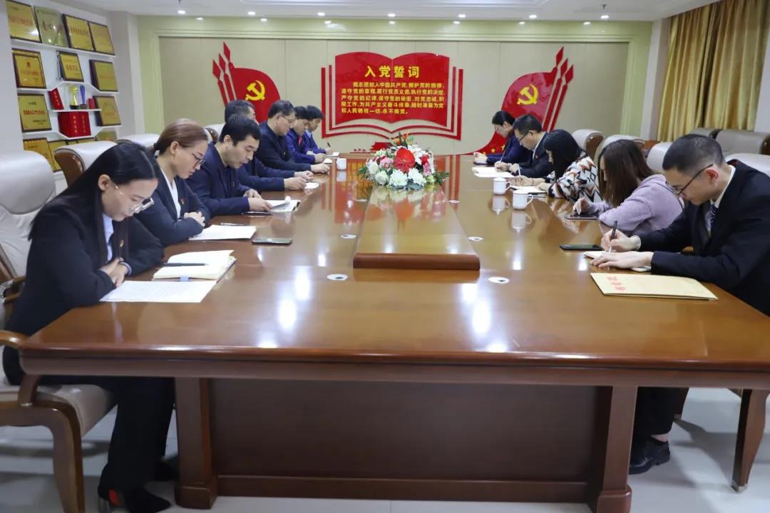 12月2日，長田實業(yè)黨支部在黨員會議室召開黨員大會，討論李少峰等3名預備黨員轉(zhuǎn)正事宜。濟北開發(fā)區(qū)黨建辦李陽同志、趙亞中同志到會指導。長田實業(yè)黨員、預備黨員參加會議，黨支部書記張勇主持會議。  