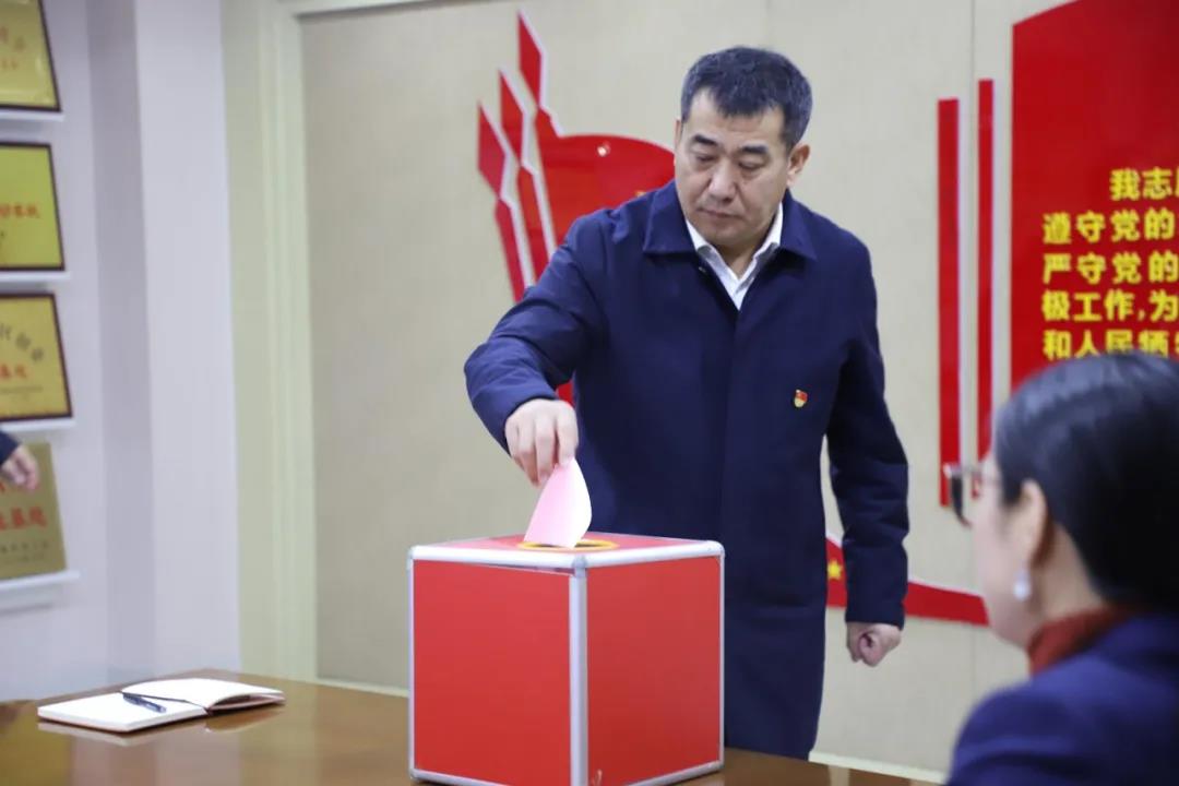 12月2日，長田實業(yè)黨支部在黨員會議室召開黨員大會，討論李少峰等3名預備黨員轉(zhuǎn)正事宜。濟北開發(fā)區(qū)黨建辦李陽同志、趙亞中同志到會指導。長田實業(yè)黨員、預備黨員參加會議，黨支部書記張勇主持會議。  